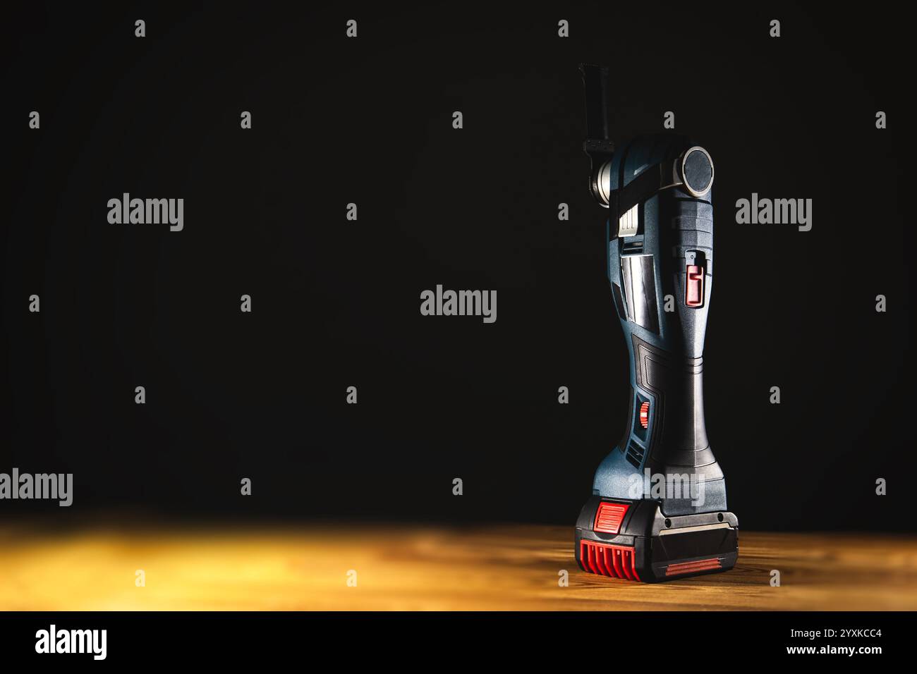 Dies ist ein vielseitiges, kabelloses Elektrowerkzeug mit mehreren Schneiden, das sowohl für Heimwerker als auch für professionelle Anwender entwickelt wurde Stockfoto