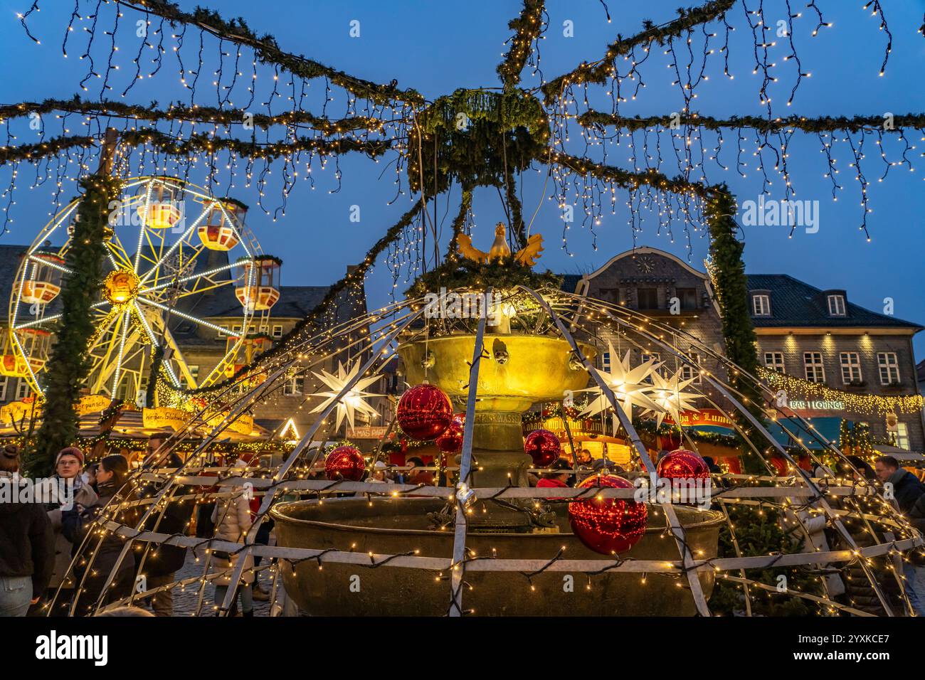 Weihnachtsmarkt am Marktbrunnen von Goslar in der Abenddämmerung, Niedersachsen, Deutschland | Weihnachtsmarkt in der Altstadt von Goslar in der Abenddämmerung, Lo Stockfoto