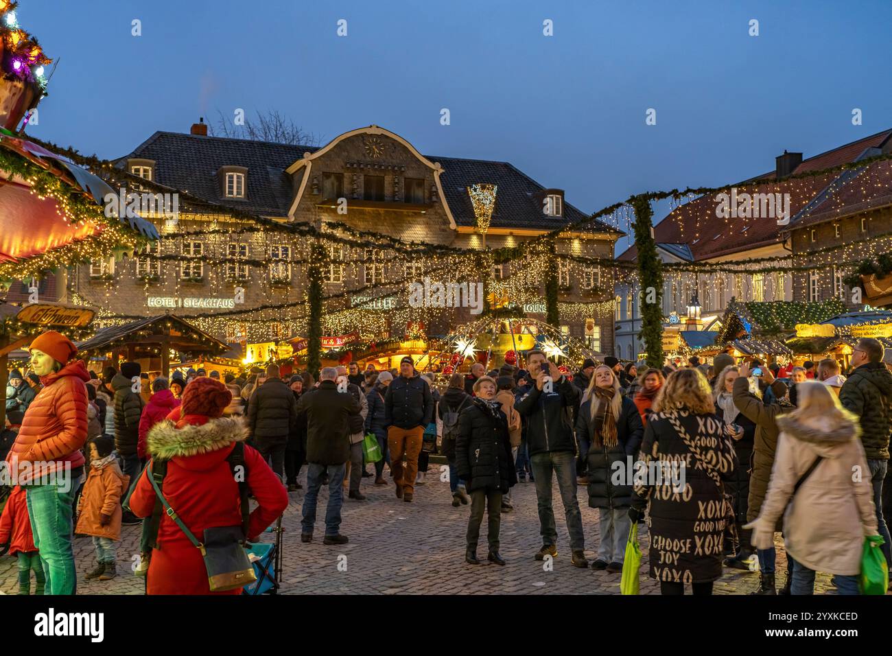 Weihnachtsmarkt in der Altstadt von Goslar in der Abenddämmerung, Niedersachsen, Deutschland | Weihnachtsmarkt in der Altstadt von Goslar in der Abenddämmerung, Lo Stockfoto