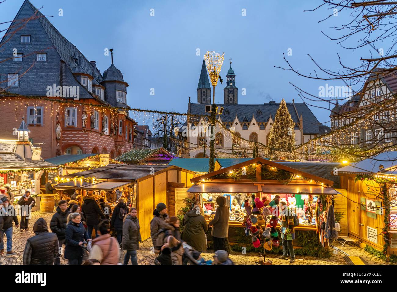 Weihnachtsmarkt in der Altstadt von Goslar in der Abenddämmerung, Niedersachsen, Deutschland | Weihnachtsmarkt in der Altstadt von Goslar in der Abenddämmerung, Lo Stockfoto