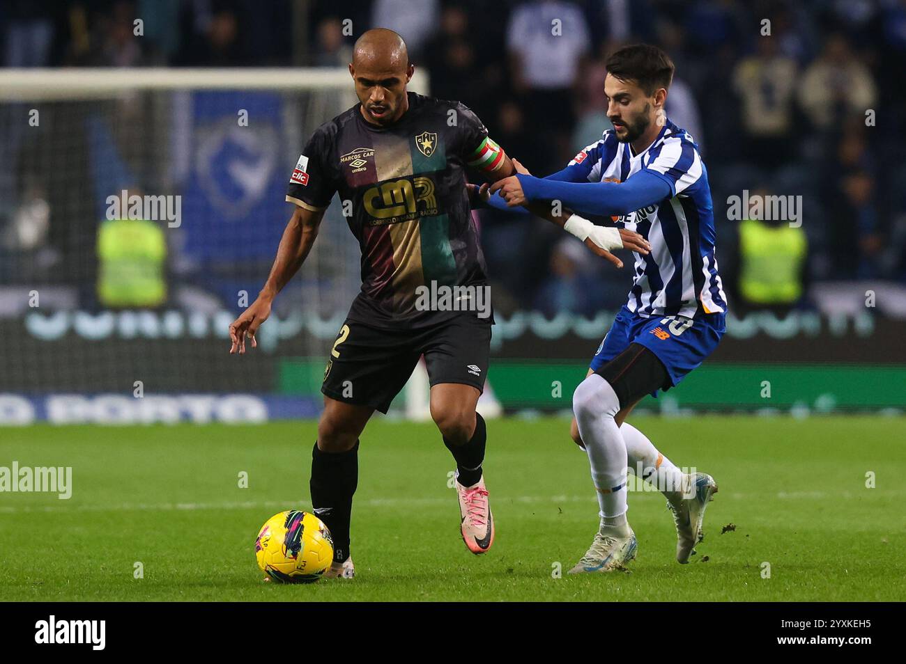 Porto, Portugal. Dezember 2024. Porto, 16/12/2024 - der Futebol Clube do Porto war heute Abend Gastgeber der Estrela da Amadora im Estádio do Dragão in einem Spiel für die 14. Runde der I Liga 2024/25 Leo Cordeiro e Fabio Vieira (Ivan Del Val) Credit: Atlantico Presse Lda/Alamy Live News Stockfoto