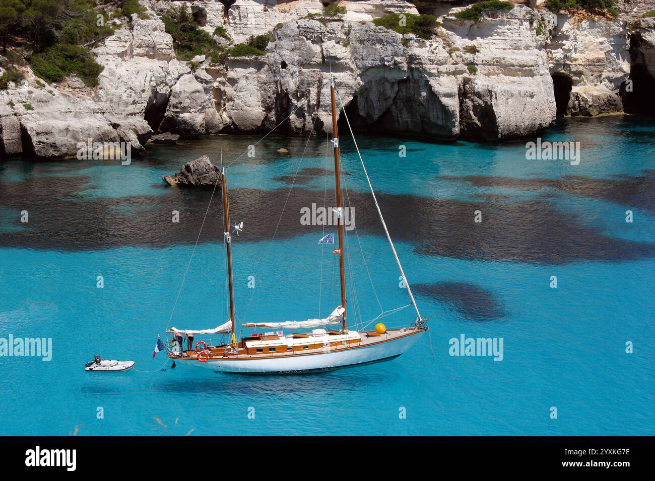 Segelboot. Balearen. Insel Menorca. Cala Macarella. Landschaft Küste. South Island. Spanien. Stockfoto