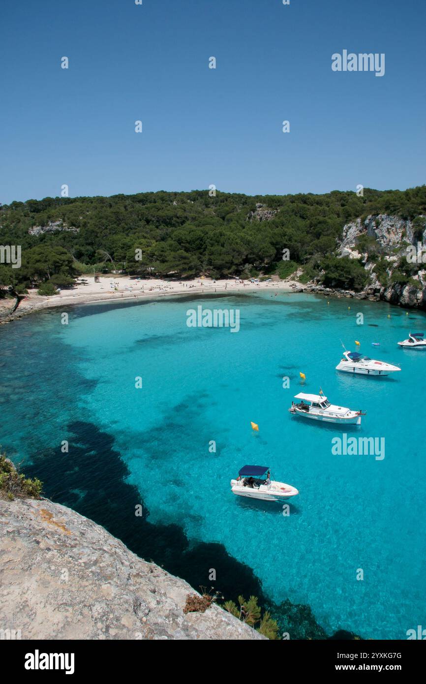 Segelboot. Balearen. Insel Menorca. Cala Macarella. Landschaft Küste. South Island. Spanien. Stockfoto
