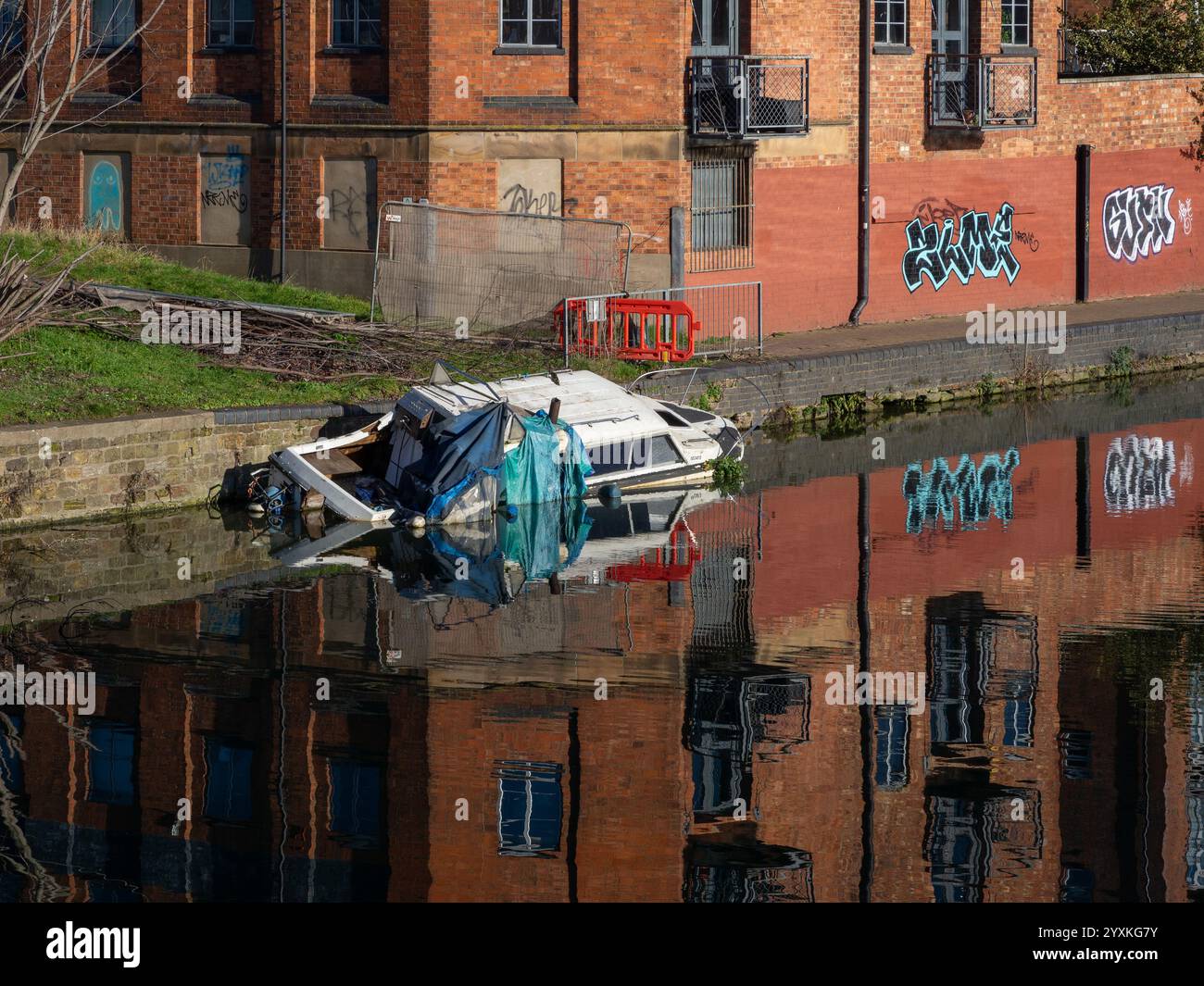 Verlassener, halb untergetauchter Cabin Cruiser auf dem Fluss Nene, Southbridge, Northampton, Großbritannien Stockfoto