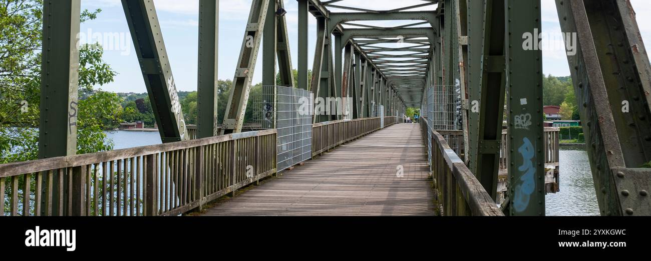 Die alte Eisenbahnbrücke überquerte die Ruhr Stockfoto