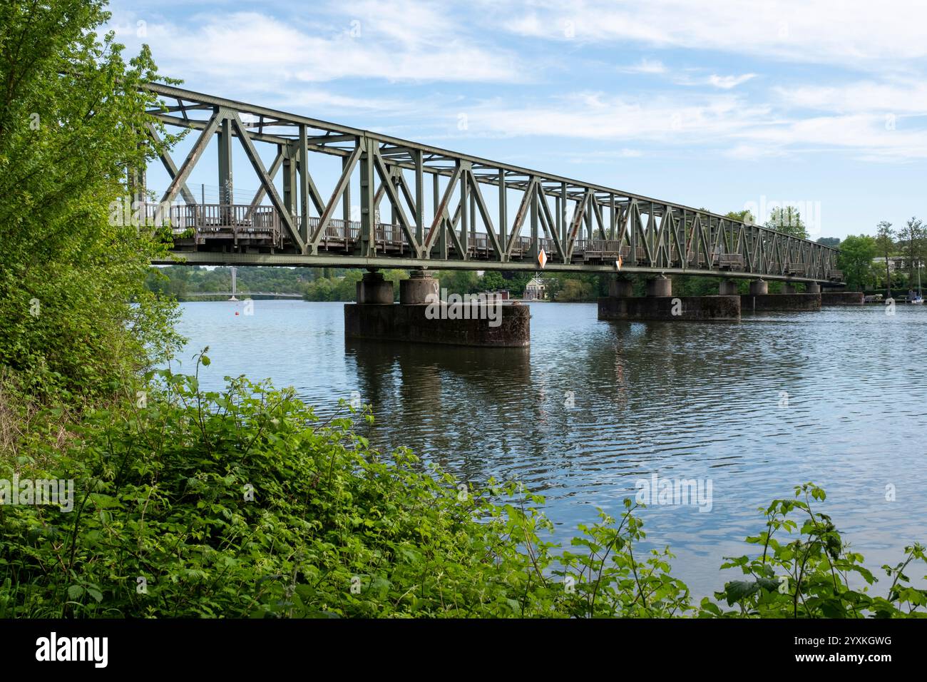 Die alte Eisenbahnbrücke überquerte die Ruhr Stockfoto