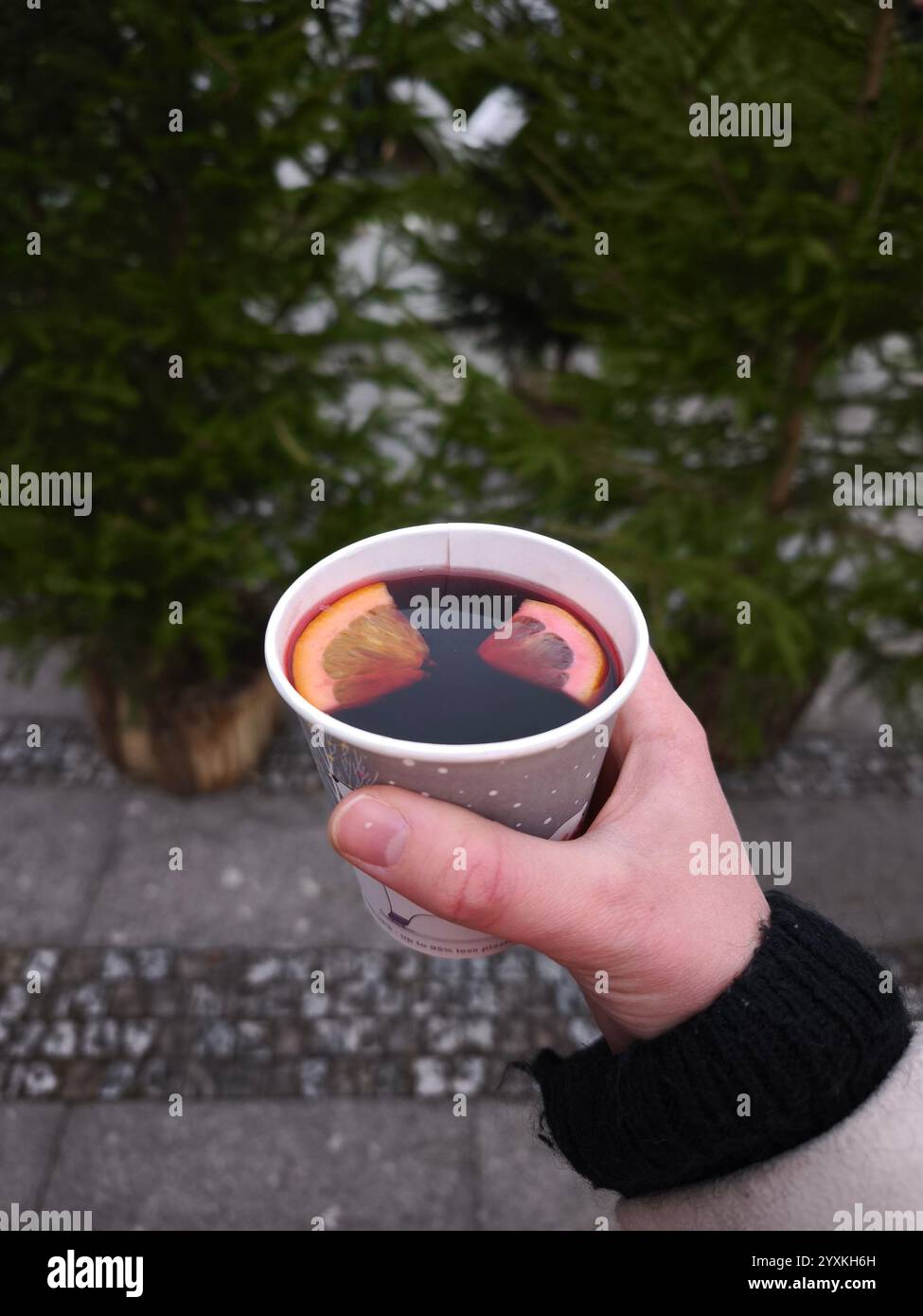 Frau mit Glühwein und Orangenscheiben auf dem weihnachtsmarkt in karlsbad, tschechien Stockfoto