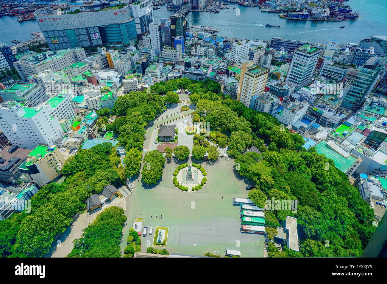 Panoramablick auf den Hafen und die Küste von Busan vom Busan Tower, einem beliebten Touristenziel mit Blick auf die Altstadt. Stockfoto