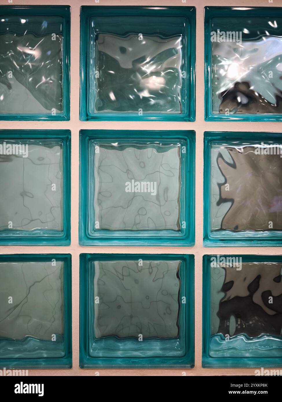 Dekorative Glasblöcke, die eine durchscheinende Wand bilden Stockfoto