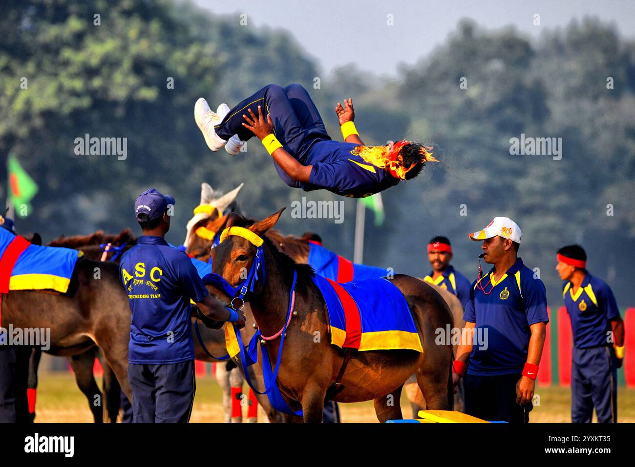 Kalkutta, Indien. Dezember 2024. Beamte der indischen Armee führen während der Vijay Diwas-Feier im Royal Calcutta Turf Club (RCTC) Stunts mit Feuer durch. Indiens militärischer Triumph 1971 über Pakistan wird als Vijay Diwas gefeiert. Mit der Befreiung Bangladeschs, der Kapitulation Pakistans und der Bekräftigung Indiens Bekenntnis zu Gerechtigkeit und Mitgefühl ging dieser 13-tägige Konflikt zu Ende Quelle: SOPA Images Limited/Alamy Live News Stockfoto