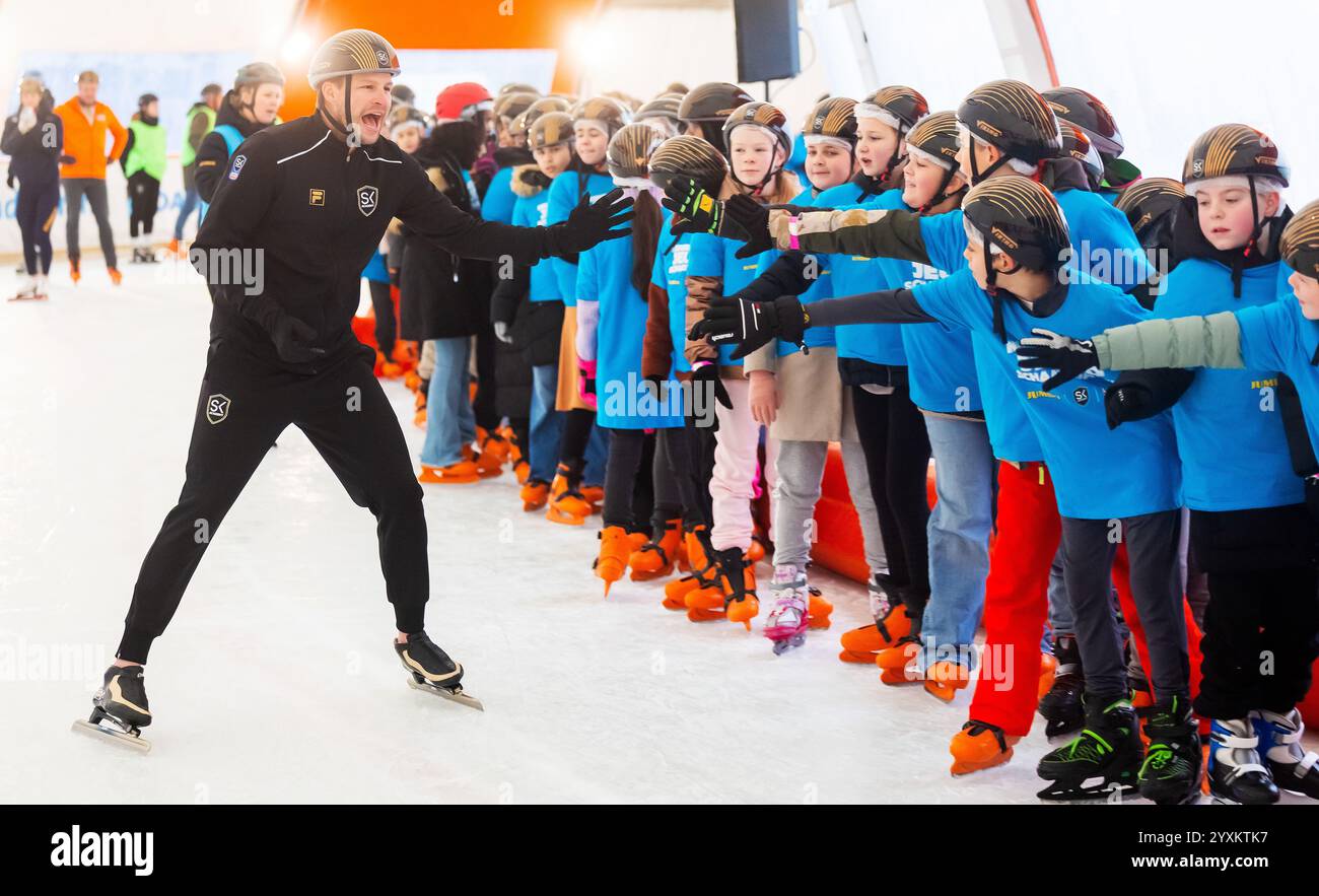 ROTTERDAM - Speedskater Sven Kramer bei einem Weltrekordversuch mit fast 300 Schulkindern während der niederländischen Jugend-Skating-Tage auf dem Skating Rink Rotterdam. ANP IRIS VAN DEN BROEK niederlande aus - belgien aus Stockfoto