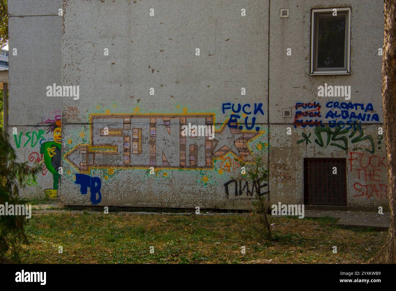 BELGRAD, SERBIEN - 19. AUGUST. 2024: Graffitis gegen die Europäische Union und Kroatien und Albanien in Serbien Stockfoto