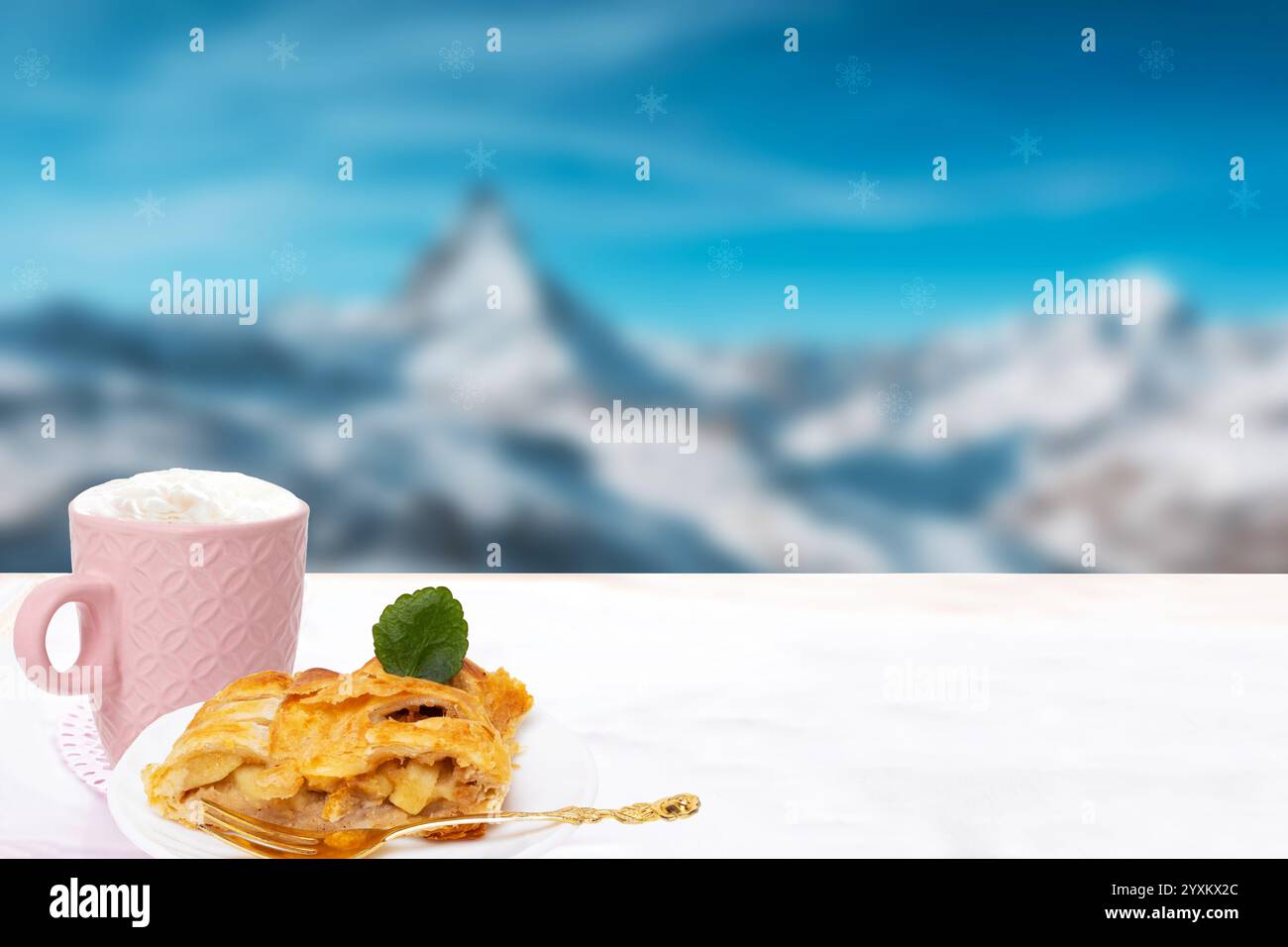 Apfelbrötchen serviert. Ein Stück hausgemachter frischer Apfelstrudel mit einer Tasse Kaffee auf einem hellen Tisch über abstraktem, verschwommenem Berghintergrund. Mor Stockfoto