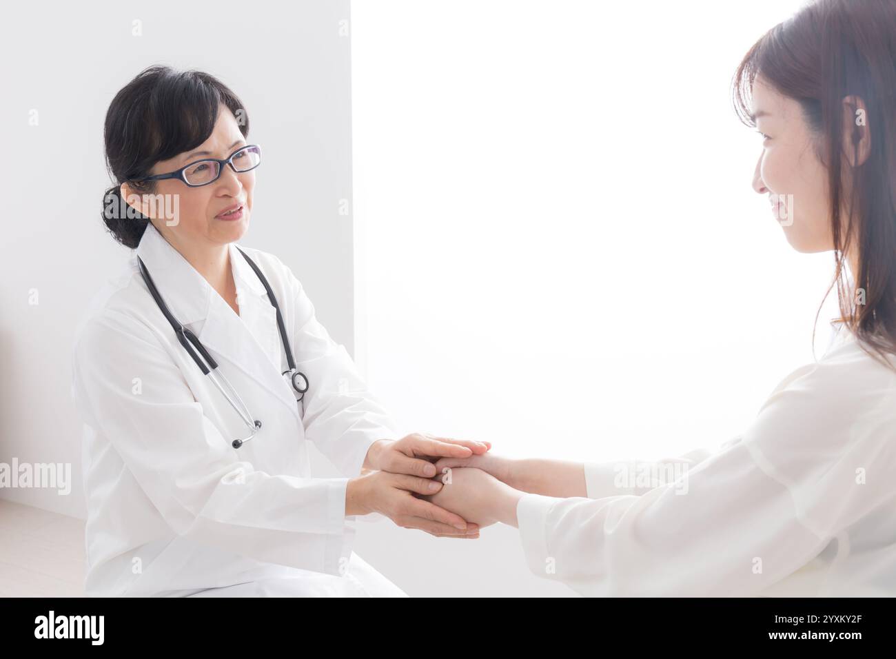 Ärztin und Patientin Stockfoto