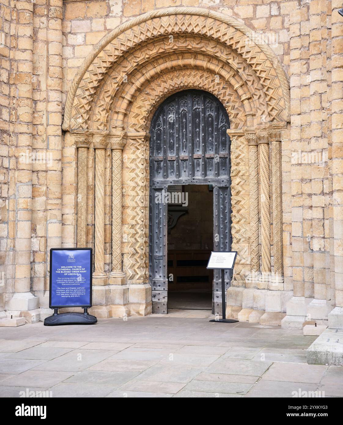 Offene, dekorierte Eichentür am westlichen Ende der Lincoln Cathedral, England. Stockfoto