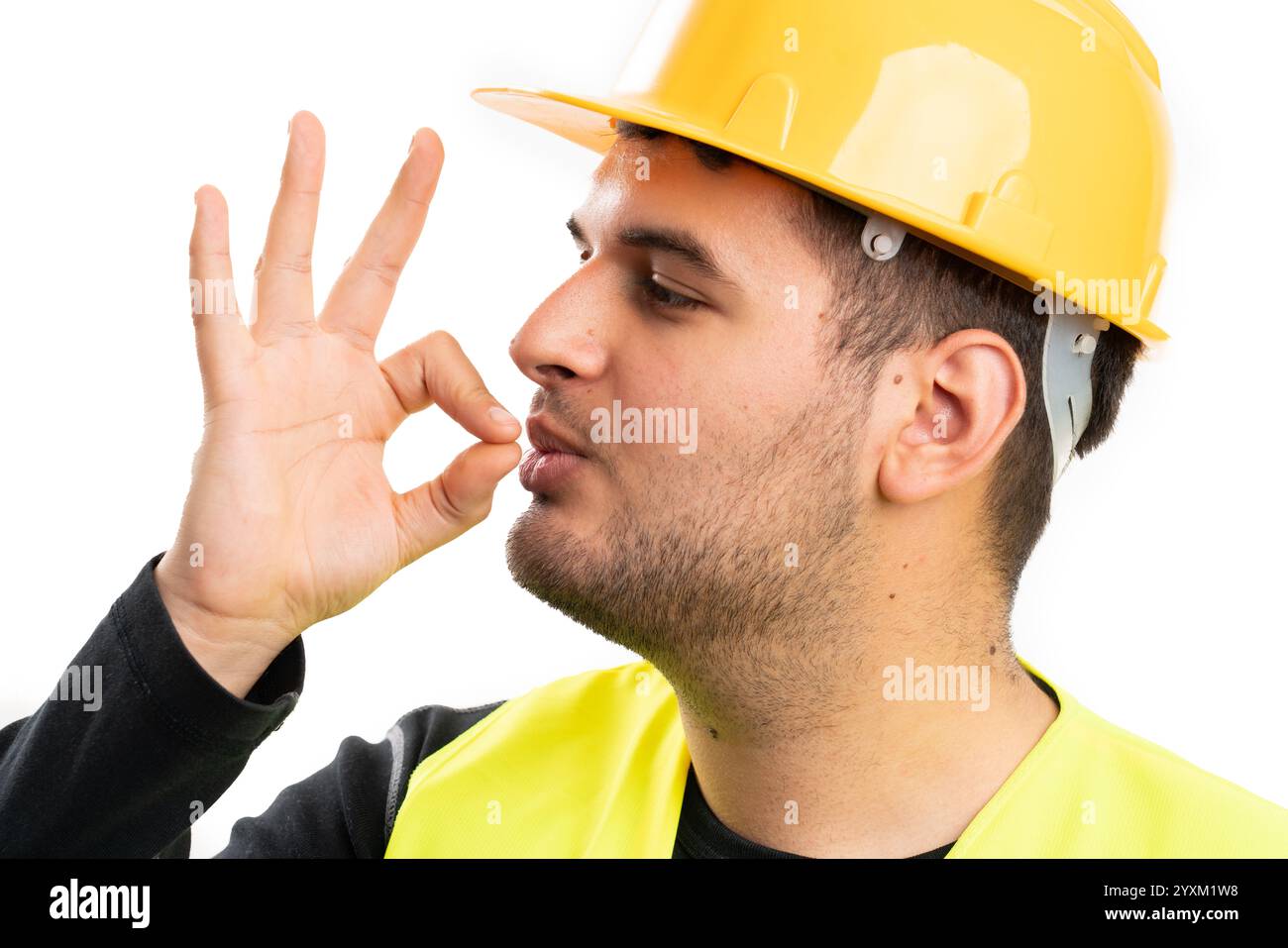 Nahaufnahme eines erwachsenen Baumeisters mit gelbem Helm, der Koch küsst, mit Fingern auf Lippen isoliert auf weißem Studiohintergrund Stockfoto