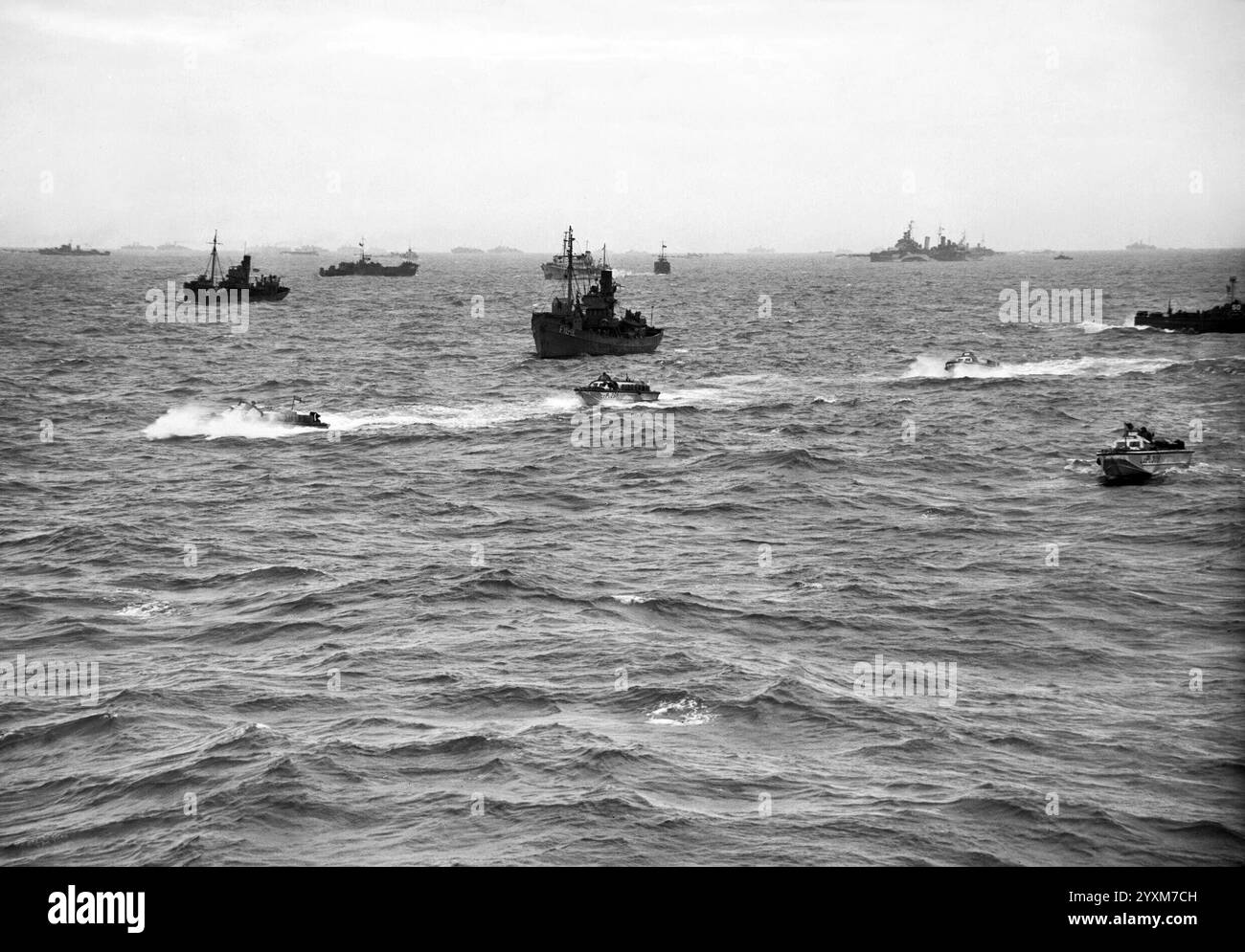 D-Tag - britische Streitkräfte während der Invasion der Normandie 6. Juni 1944 Minensucher (einschließlich HMT CORIOLANUS) und andere Invasionsboote einschließlich LCPs (Landing Craft Personals) Stockfoto