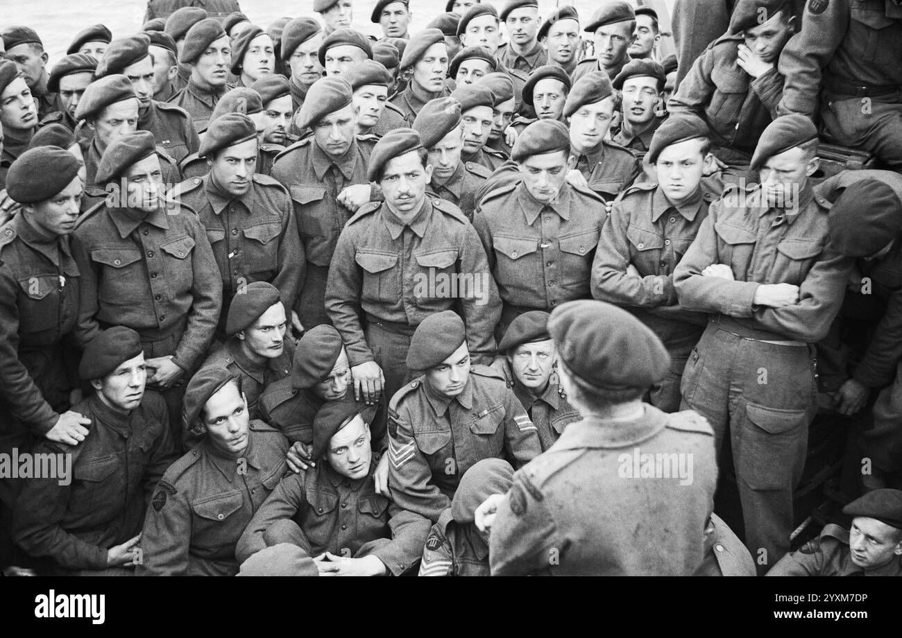 Operation Overlord (die Landungen der Normandie) - D-Tag 6 Juni 1944 Männer des 4. Kommandos werden von Lt Col R Dawson in Vorbereitung auf den D-Tag unterrichtet - Foto von George Laws Stockfoto