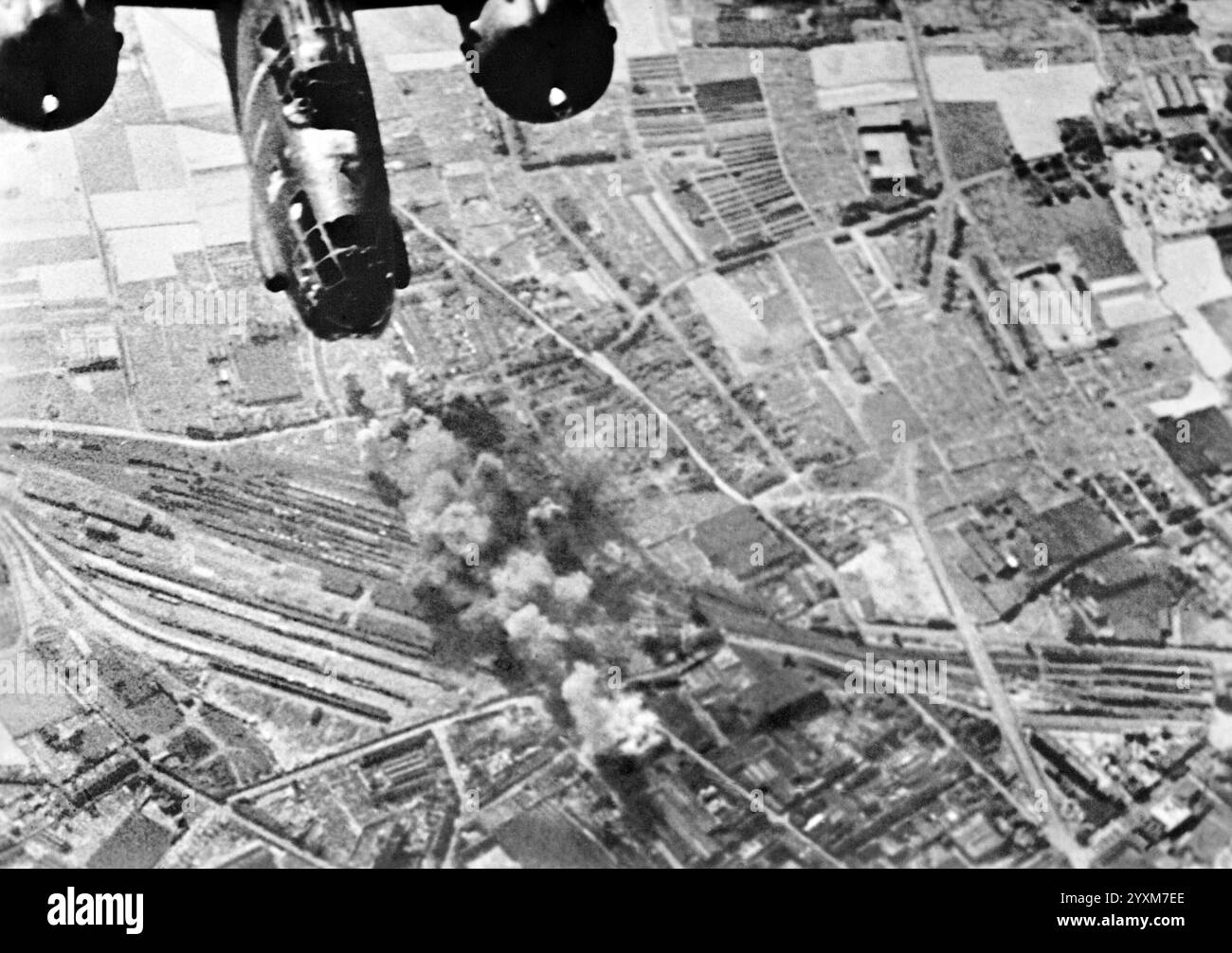 Vorbereitungen für die Operation Overlord (Normandie-Landungen) D-Tag 6. Juni 1944. Tageslichtbombenangriff auf die Bahnhöfe in Tourcoing, Frankreich mit Flugzeugen der 2. Tactical Air Force - Foto der Royal Air Force Stockfoto