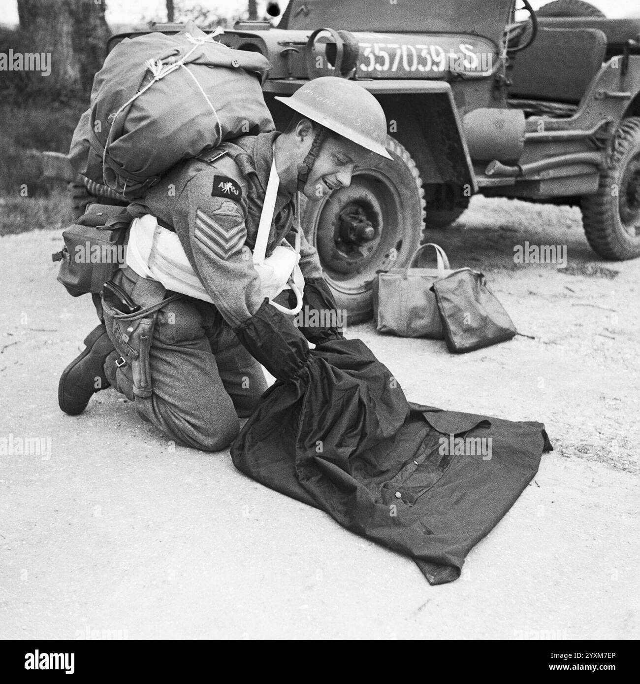 Sergeant W A Greenhalgh von der Army Film and Photographic Unit lädt seine Kamera während eines D-Day Trainings in Hampshire, 6. Mai 1944 Stockfoto