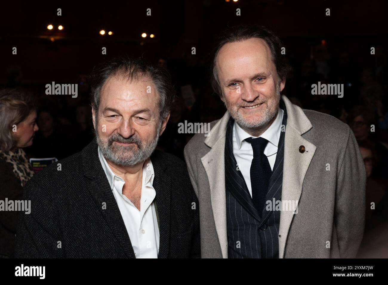 Paris, Frankreich. Dezember 2024. Denis Olivennes und Jean-Marc Dumontet während des Abends des Internationalen Unterstützungskomitees für die Befreiung von Boualem Sansal unter dem Vorsitz von Catherine Camus und initiiert von der Revue Politique et Parlementaire, die am 16. Dezember 2024 in der Théâtre Libre in Paris, Frankreich, in Zusammenarbeit mit Marianne, Editions Gallimard, Editions du Cerf, dem Comité laicité République de la République de la République, dem Laborpoint, organisiert hat. Foto: Alexis Jumeau/ABACAPRESS. COM Credit: Abaca Press/Alamy Live News Stockfoto