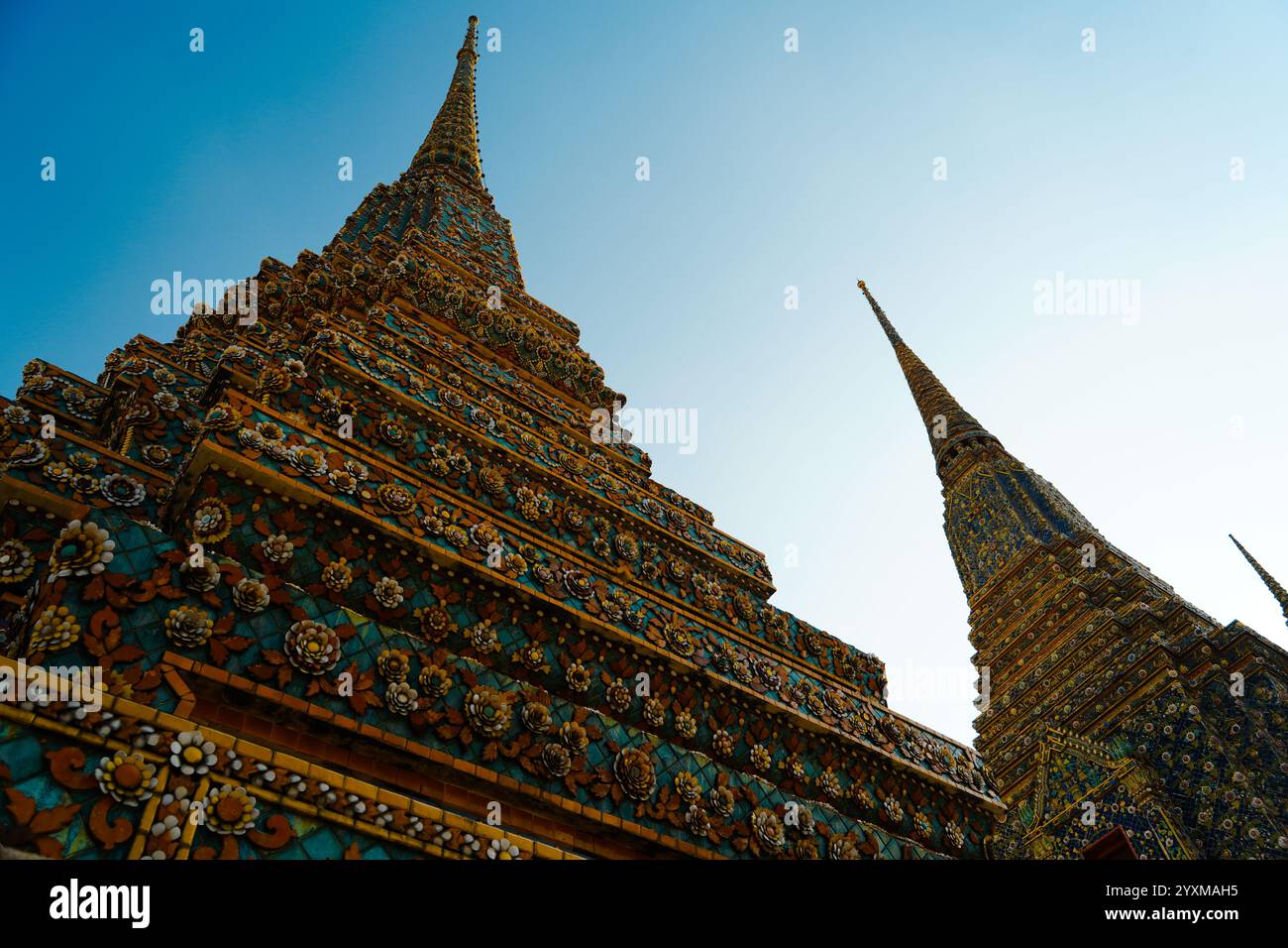 Bangkok, Thailand - 29. November 2024: Farbenfrohe Pagoden, Wat Pho Tempel, einer der ältesten Tempel thailands. Stockfoto