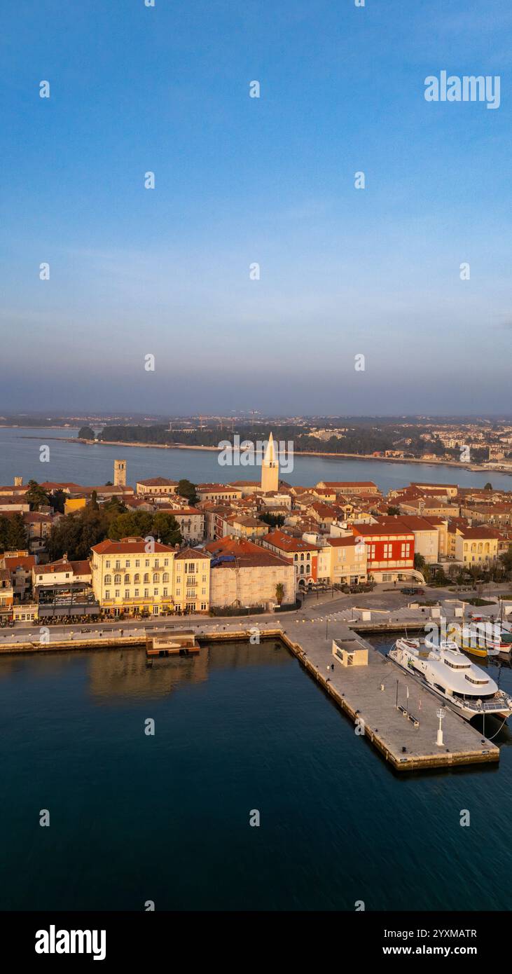 Luftaufnahme von Poreč bei Sonnenuntergang Stockfoto