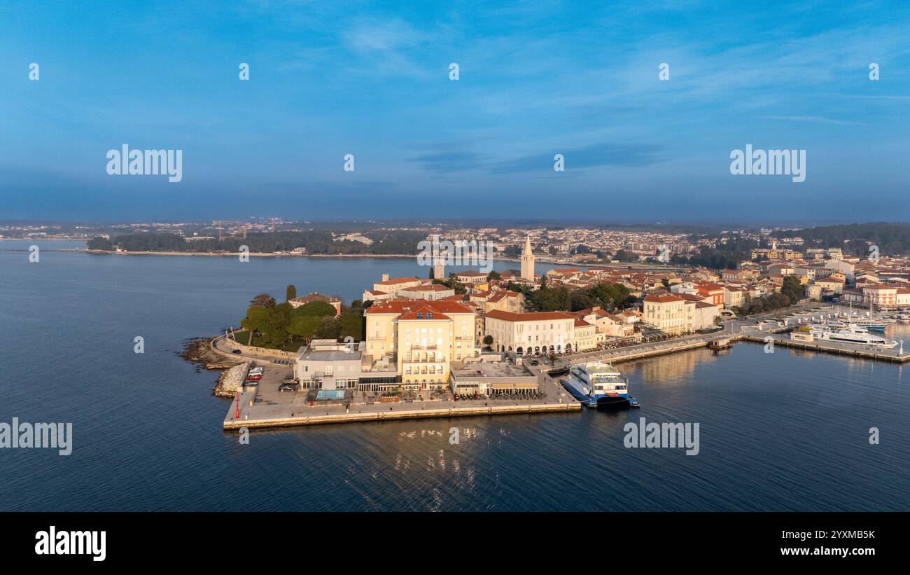 Atemberaubende Luftaufnahme der historischen Altstadt von Poreč an der istrischen Küste, Kroatien, die ihre wunderschöne mediterrane Architektur hervorhebt. Stockfoto