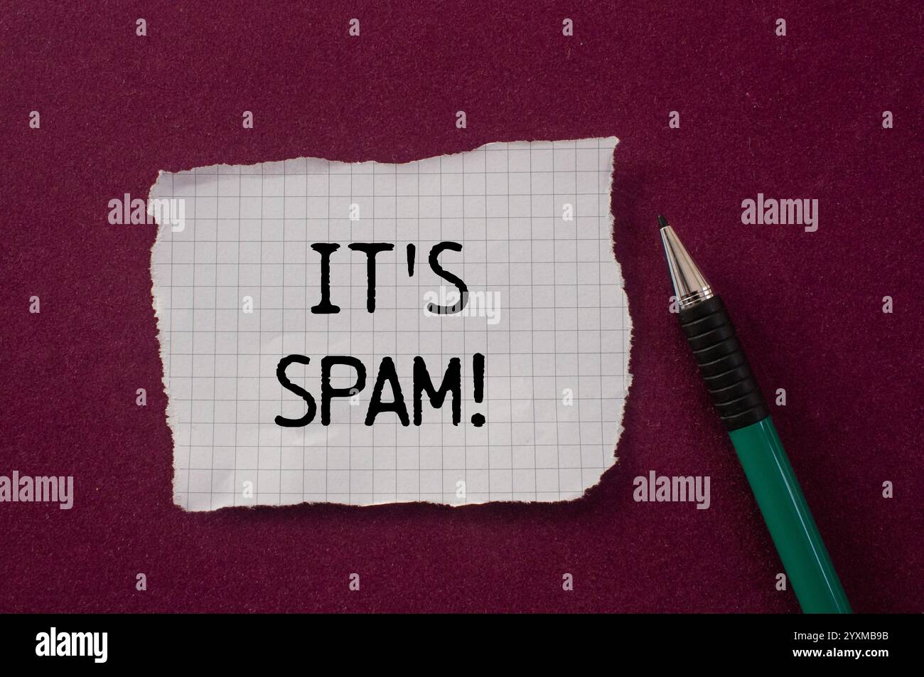 Es ist eine Spam-Nachricht, geschrieben auf zerrissenem Papierstück mit violettem Hintergrund. Konzeptionell ist das Spam-Symbol. Kopierbereich. Stockfoto