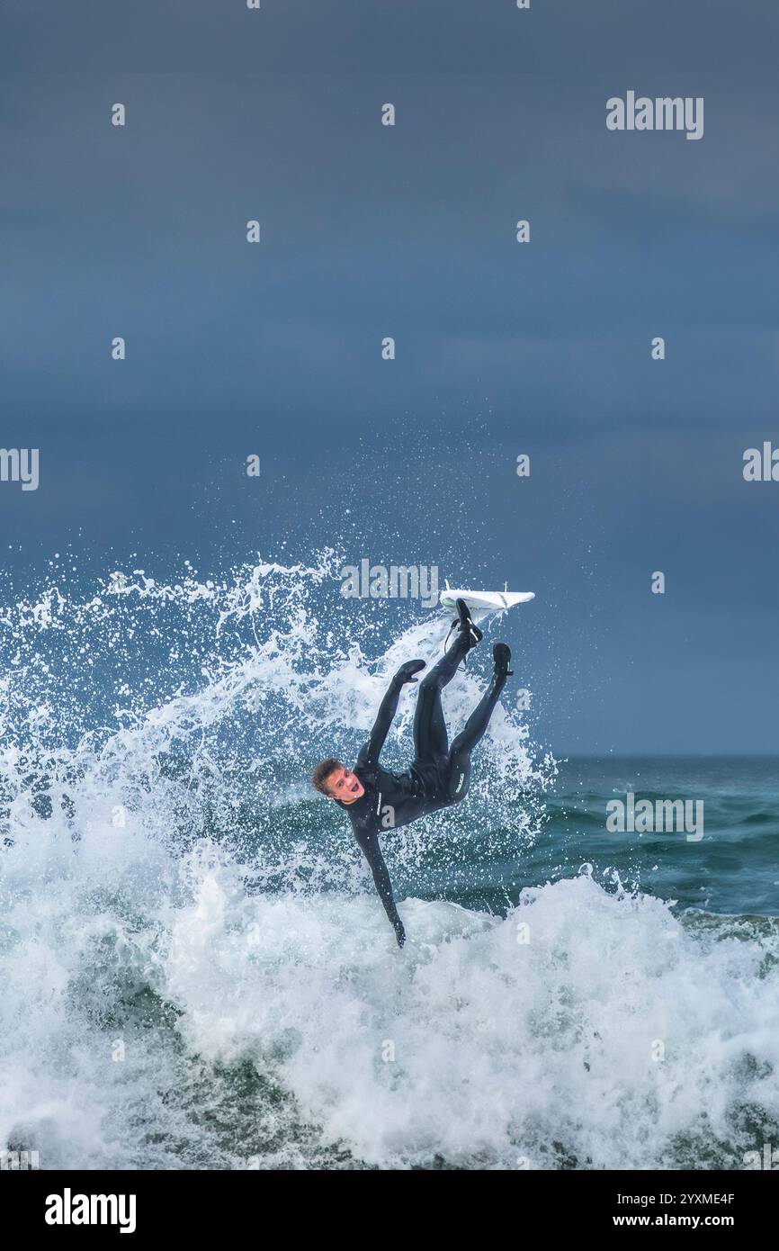 Ein spektakuläres Surfen im Fistral in Newquay in Cornwall, Großbritannien. Stockfoto