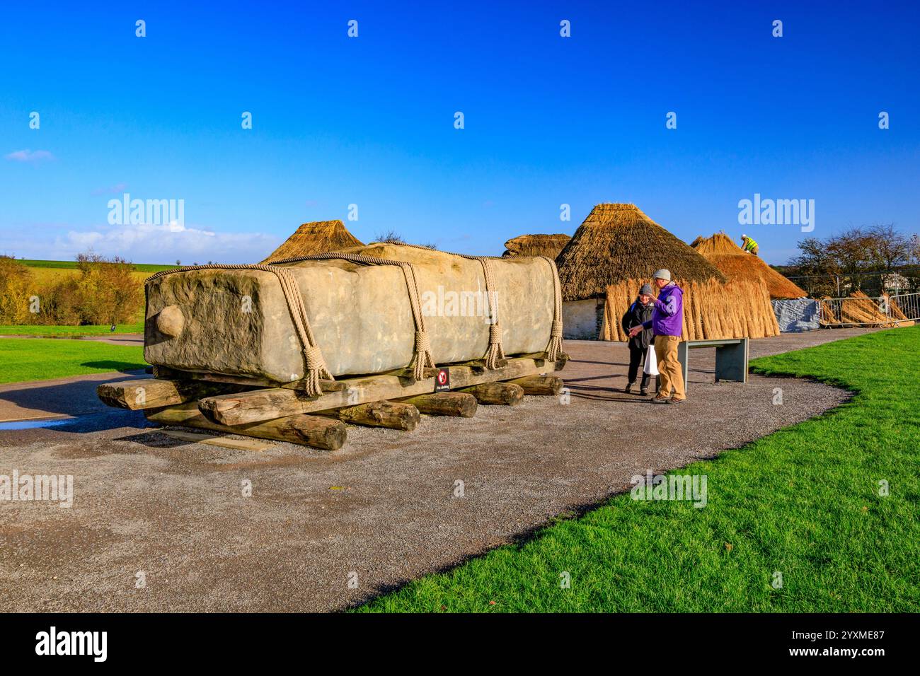 Beispiel dafür, wie die Steinkreise Sarcen-Steine in Stonehenge auf der Salisbury Plain transportiert wurden, heute ein geplantes altes Denkmal in Wiltshire, England Stockfoto