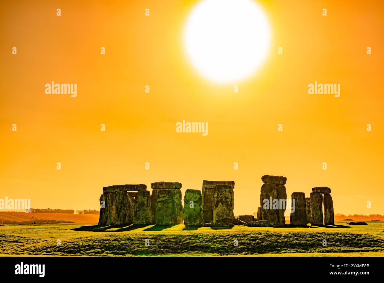 Wintersonne und Schatten am prähistorischen megalithischen Steinkreis in Stonehenge auf der Salisbury Plain, einem geplanten antiken Monument in Wiltshire, England Stockfoto