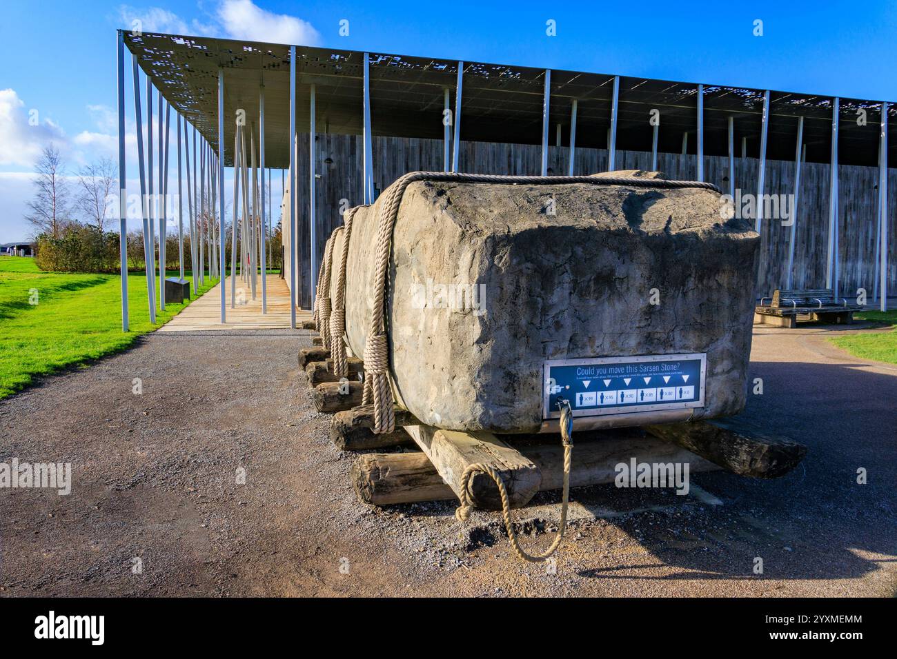 Beispiel dafür, wie die Steinkreise Sarcen-Steine in Stonehenge auf der Salisbury Plain transportiert wurden, heute ein geplantes altes Denkmal in Wiltshire, England Stockfoto