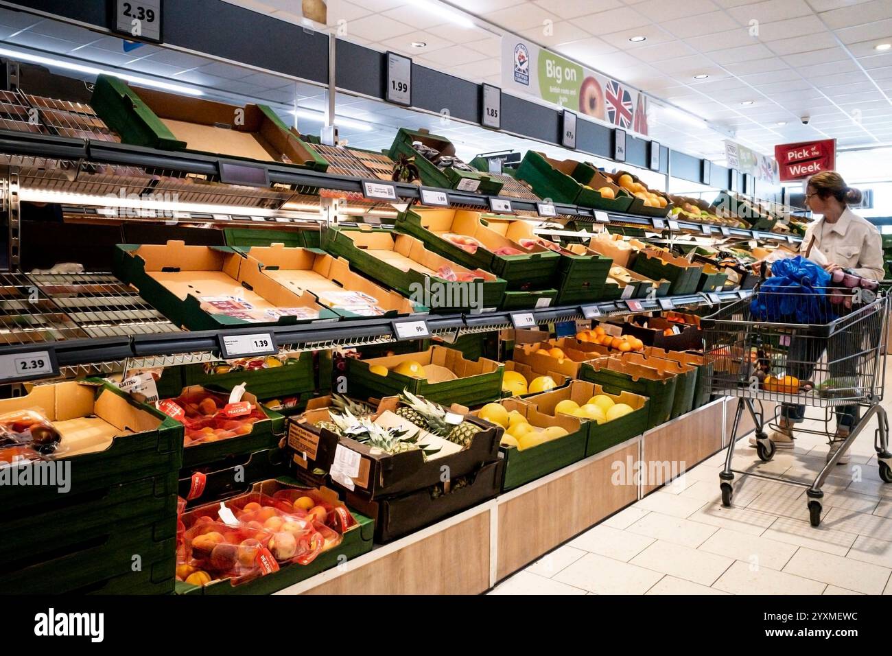 Kunde, der in einem Lidl-Geschäft in England (Großbritannien) einkaufen möchte. Stockfoto