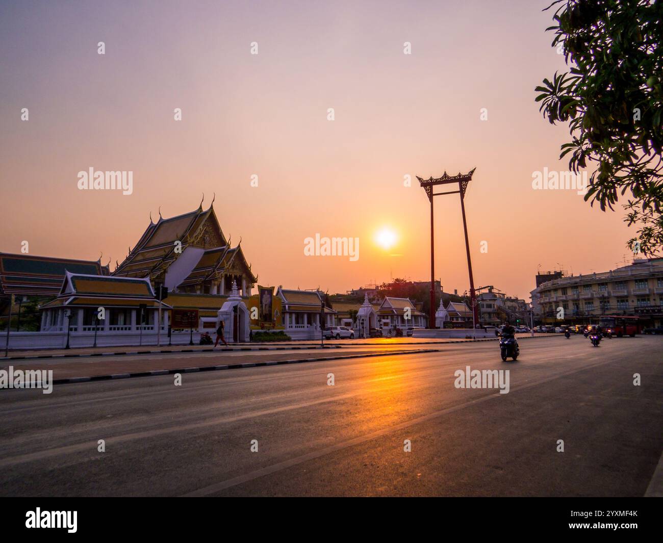 Bangkok, Thailand - 16. Januar 2020: Blick auf die Giant Swing und den Wat Suthatthepwararam bei Sonnenuntergang. Stockfoto