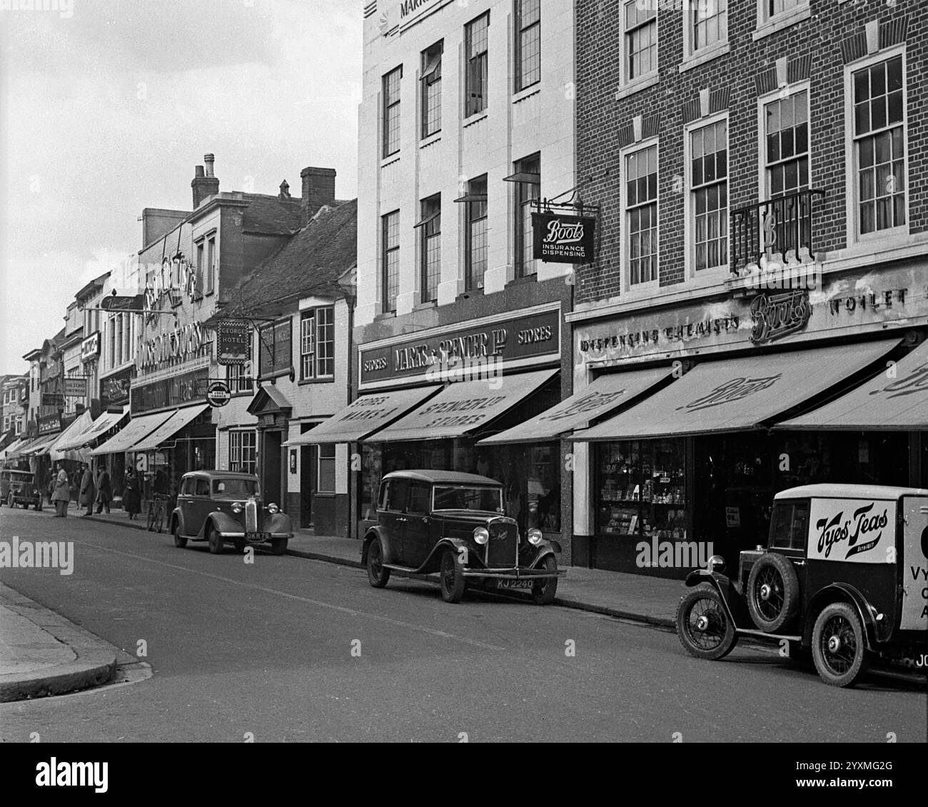 1930er Jahre High Street mit Boots und Woolworth Stockfoto