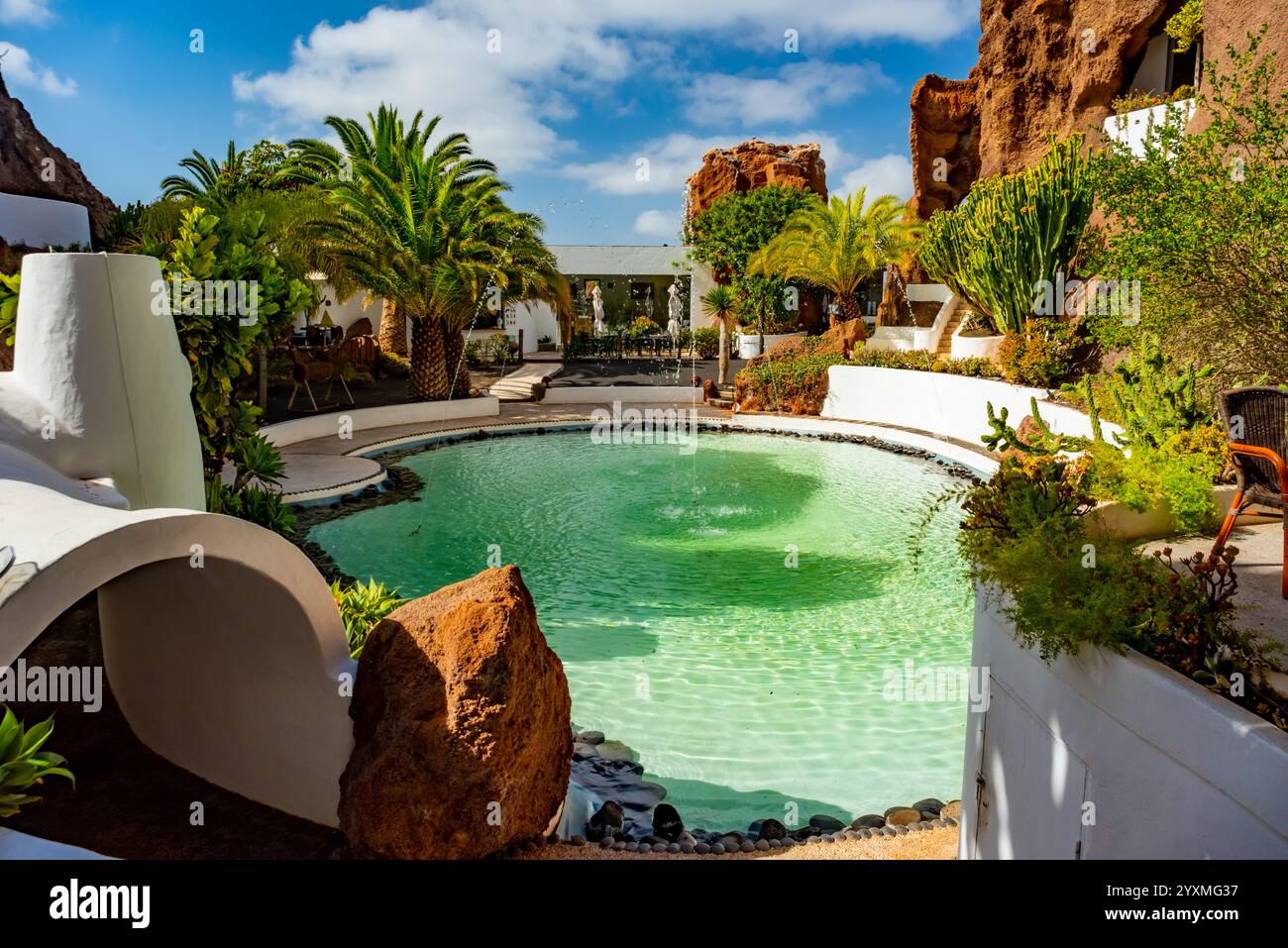 Nazaret, Lanzarote, Kanarische Inseln, Spanien - 23. März 2024: Lagomar-Museum oder Casa Omar Sharif mit Kaktusgarten und Pools, von hier in Felshöhlen gebaut Stockfoto