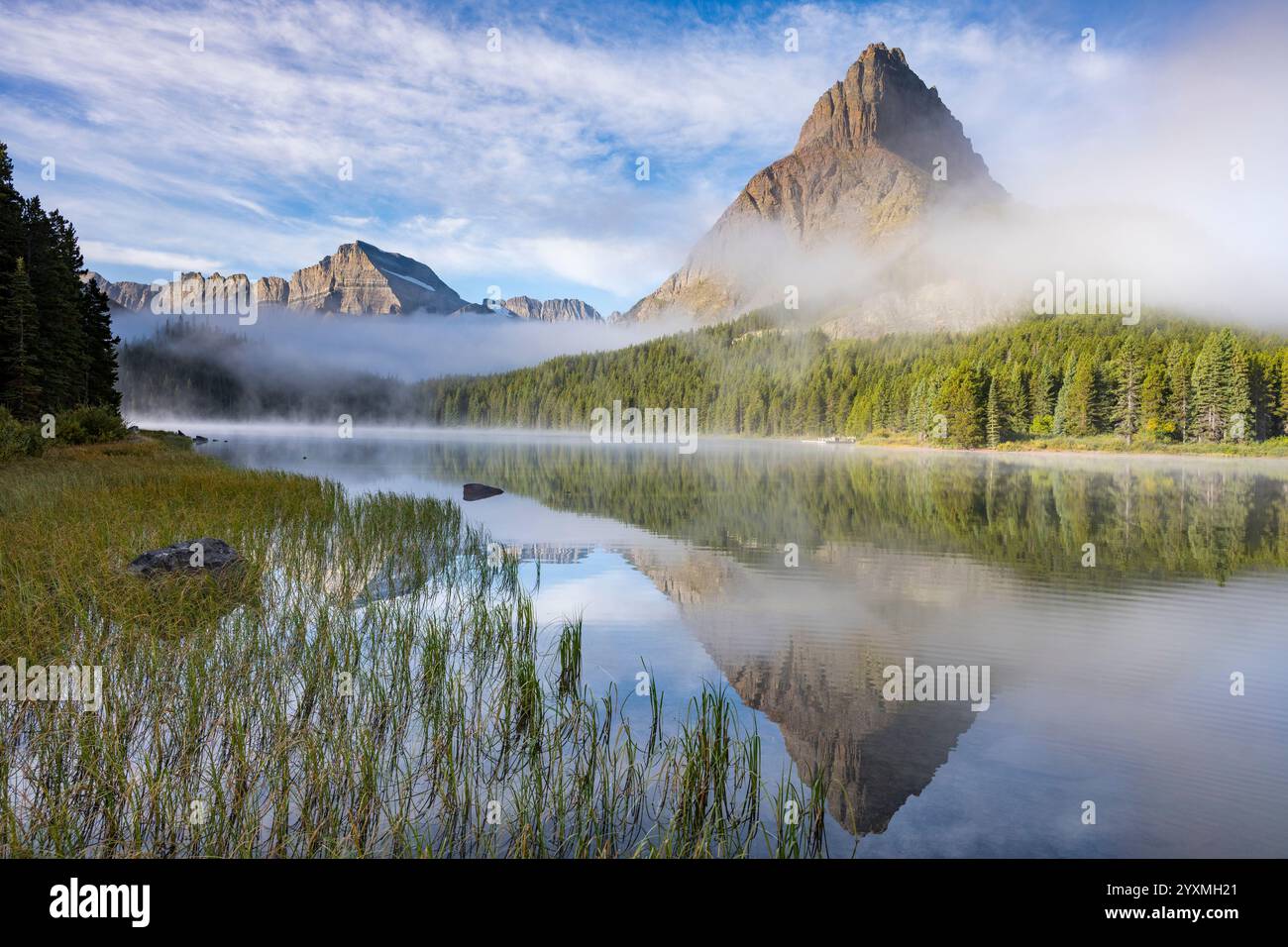 Neblige Dämmerung über dem Swiftcurrent Lake mit Blick auf Mt. Grinnell, Many Glacier, Glacier National Park, Montana, USA Stockfoto