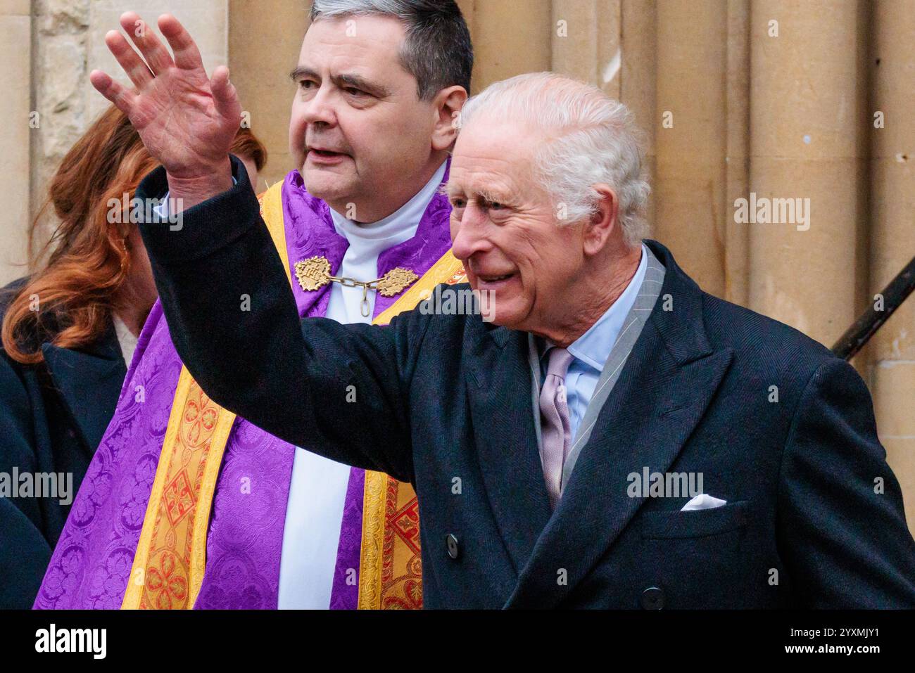 Mayfair, London, Großbritannien. Dezember 2024. Seine Majestät König Karl III. Verließ die katholische Kirche der Unbefleckten Empfängnis, nachdem er an einem Adventsgottesdienst teilgenommen hatte und die Stärke und den Mut der Glaubensgemeinschaften zelebrierte. Quelle: Amanda Rose/Alamy Live News Stockfoto