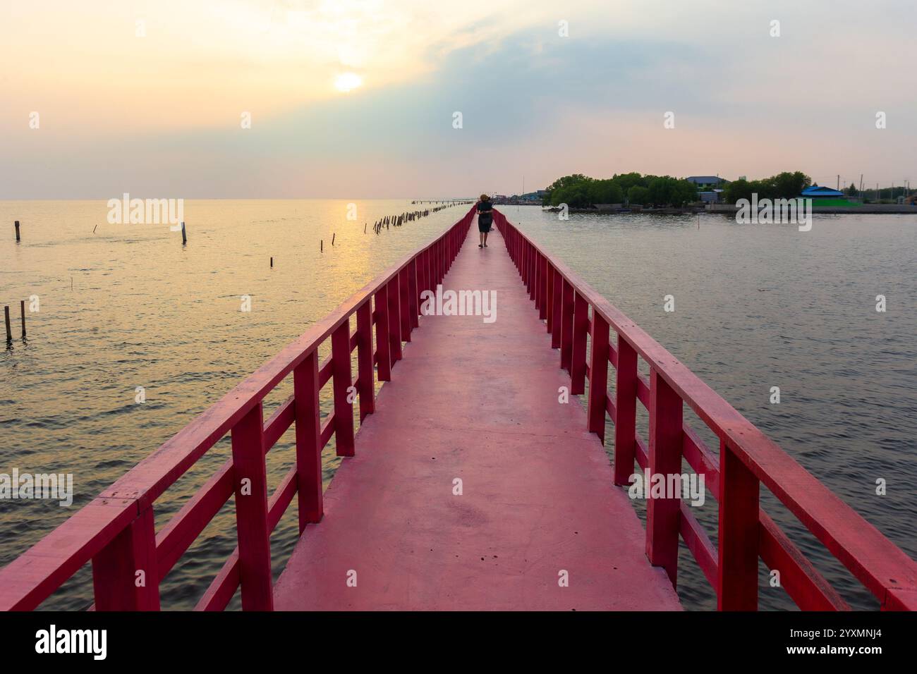 Die rote Brücke ist Eine 700 Meter lange rote Holzbrücke, Samut Sakhon, Aussichtspunkt für Delfine, Sonnenuntergang, frische Luft im Mangrovenwald in Phanthai Norasing Stockfoto