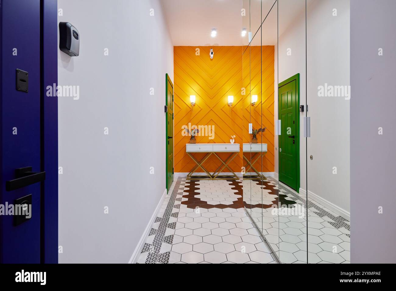 Dieser moderne Eingangsbereich besticht durch lebendige Akzente und ein schickes Design, das alle fasziniert Stockfoto