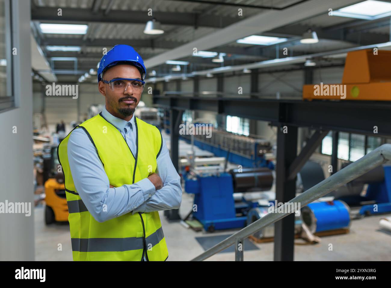 Afroamerikanischer Arbeiter im Industrielager. Diversitätskonzept. Stockfoto