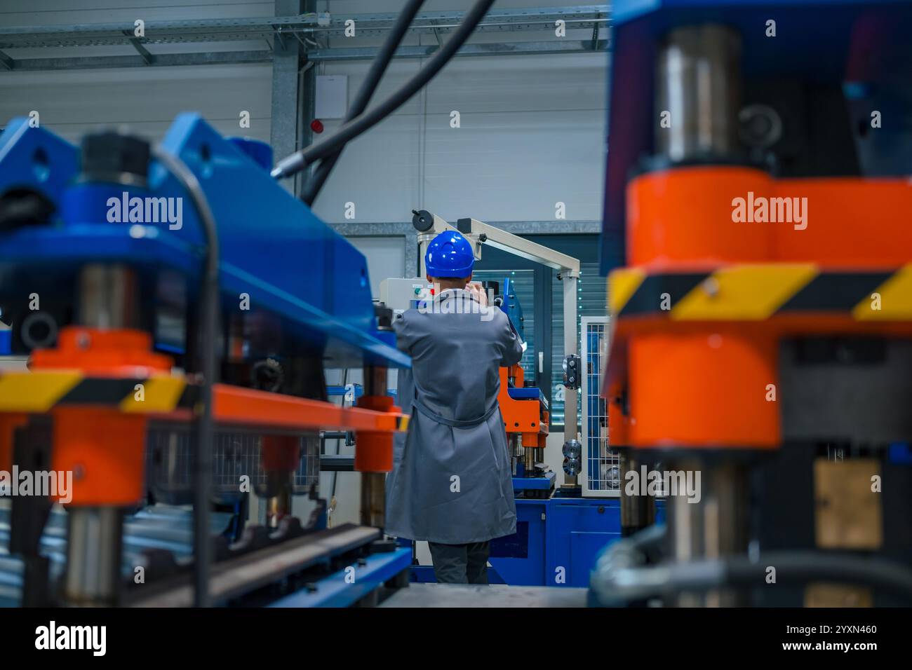 Afroamerikanischer Profi, ein Fabrikingenieur, der die industrielle Schalttafel aktualisiert. Moderne Industrie, Menschen und Automatisierungskonzepte. Stockfoto