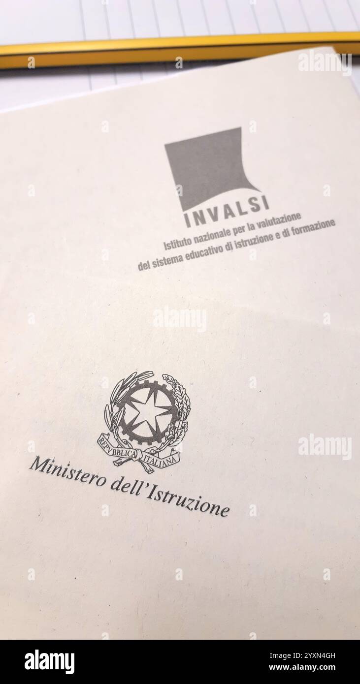 Nahaufnahme eines invalsi-Testpapiers des italienischen bildungsministeriums auf einem mit einem Bleistift versehenen Notizbuch, das die Prüfungsvorbereitung anzeigt Stockfoto