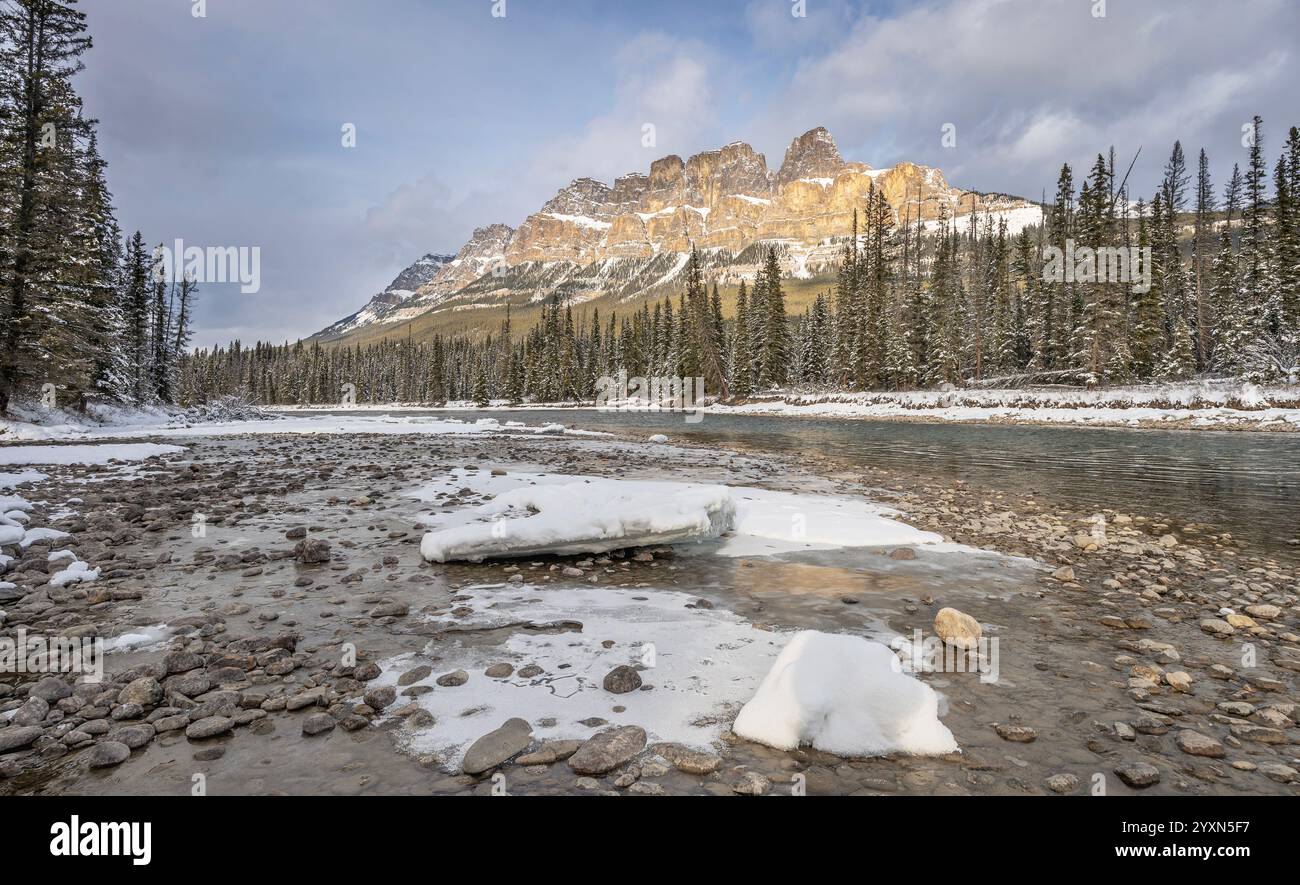 Blick auf den Bow River und den Castle Mountain im Banff National Park, Alberta, Kanada Stockfoto