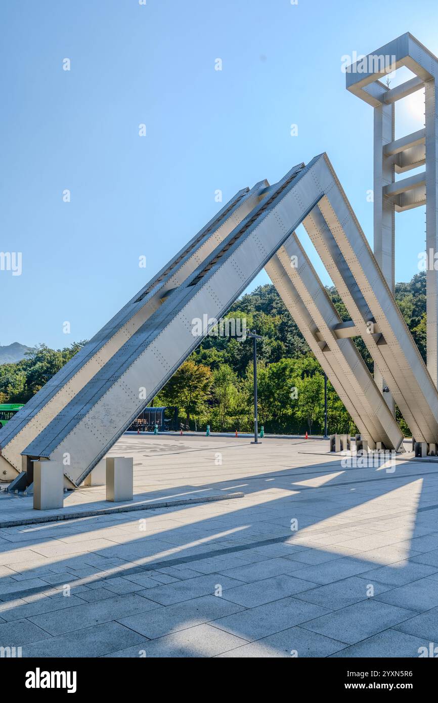 Eine symbolische Torstruktur, die den Haupteingang der Seoul National University darstellt. Stockfoto