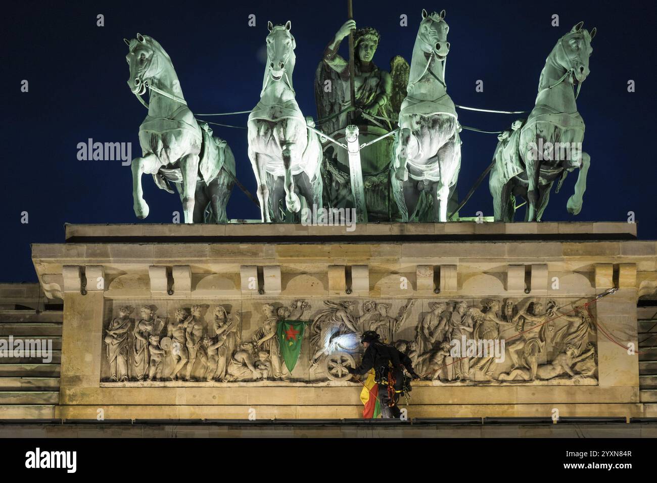 Polizisten des Höhenrettungsteams entfernen ein Banner mit der Aufschrift für Demokratie in Syrien / verteidigen Rojava aus der brandenburgischen Ga Stockfoto