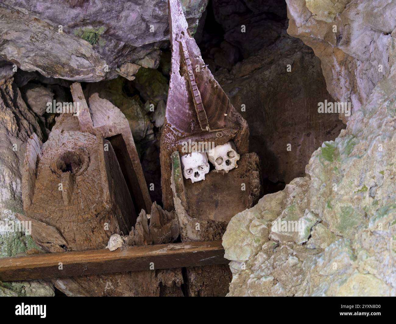 Alte Grabstätten, alte Holzsärge, Felsengräber, Tau Tau Lemo, Tana Toraja, Sulawesi, Indonesien, Asien Stockfoto