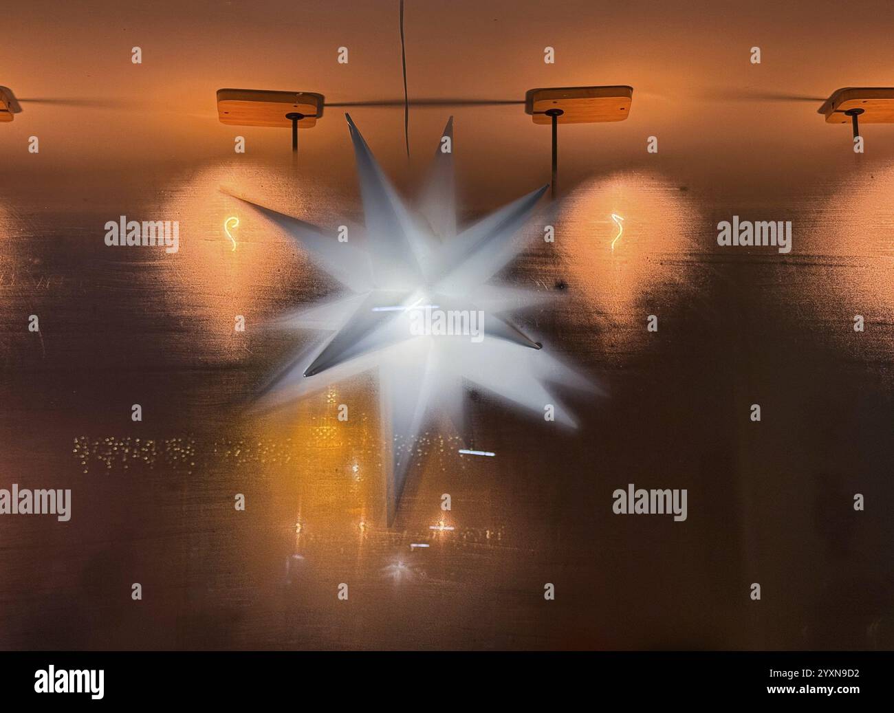 Blick durch ein Dampffenster eines Cafés auf einen beleuchteten Weihnachtsstern, stimmungsvolle Beleuchtung und Dekoration, Düsseldorf, Deutschland, Europa Stockfoto