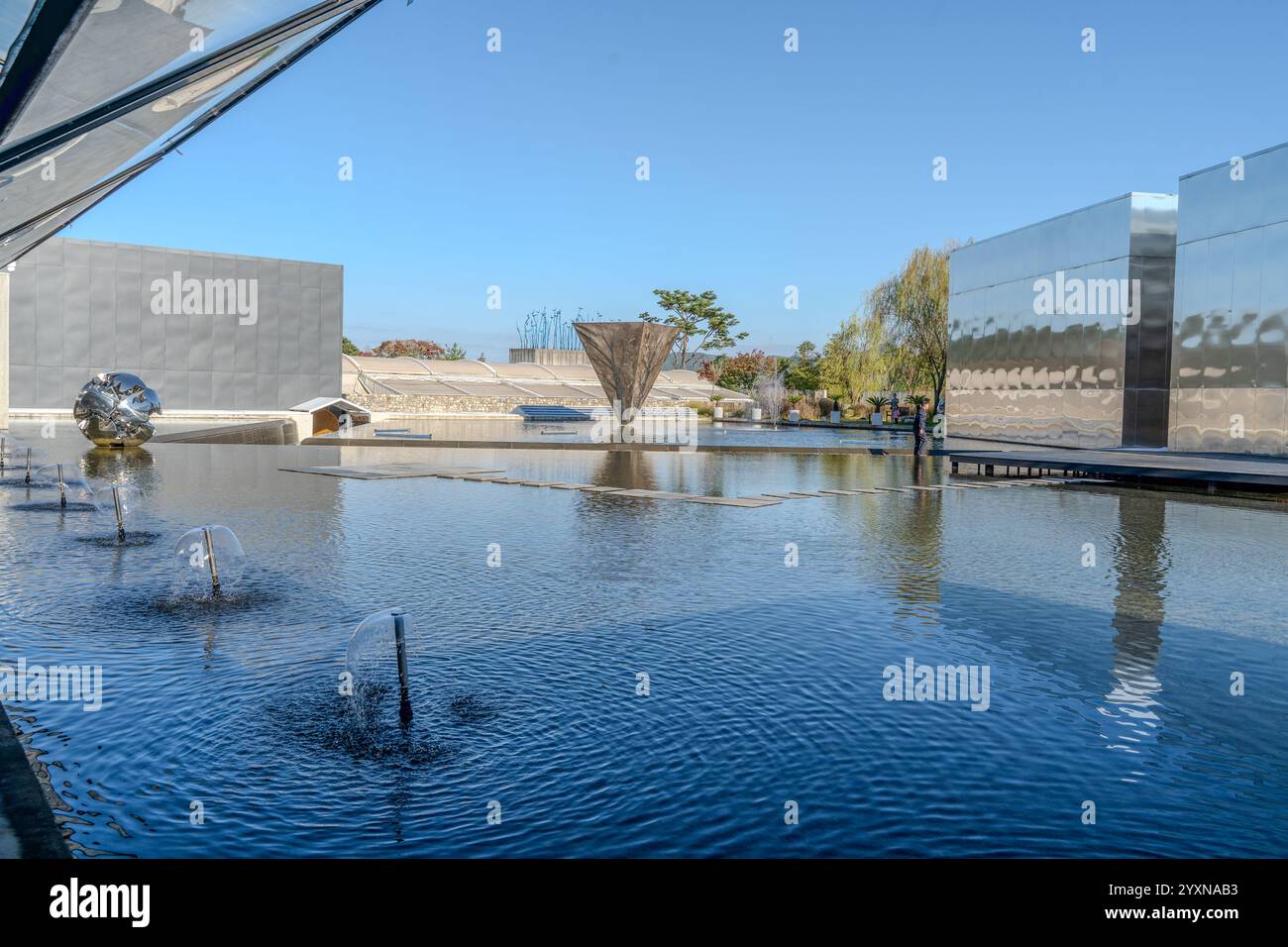 Ein geräumiges Wasserspiel im zentralen Innenhof eines Kulturraums, beleuchtet durch das warme Nachmittagslicht. Stockfoto